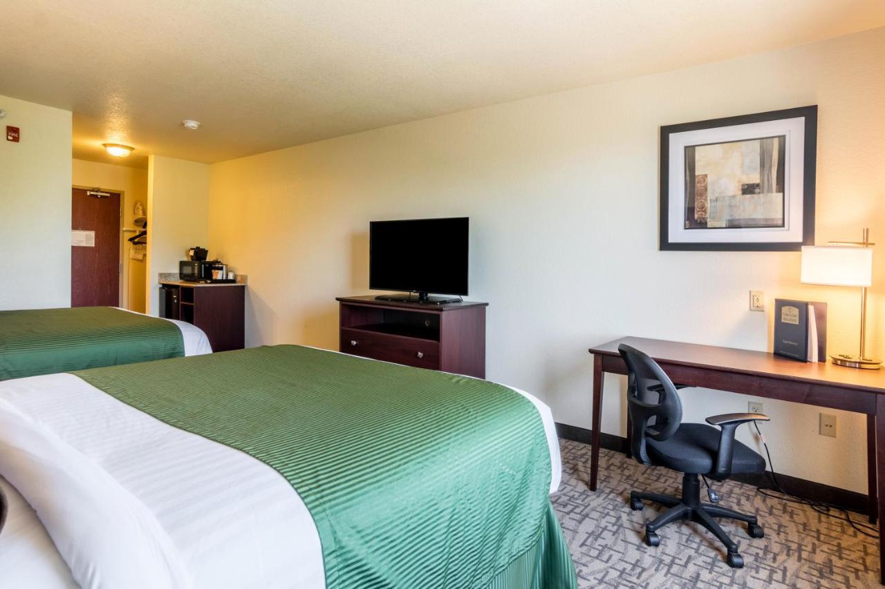Queen Room - Disability Access at Cobblestone Hotel & Suites - Erie