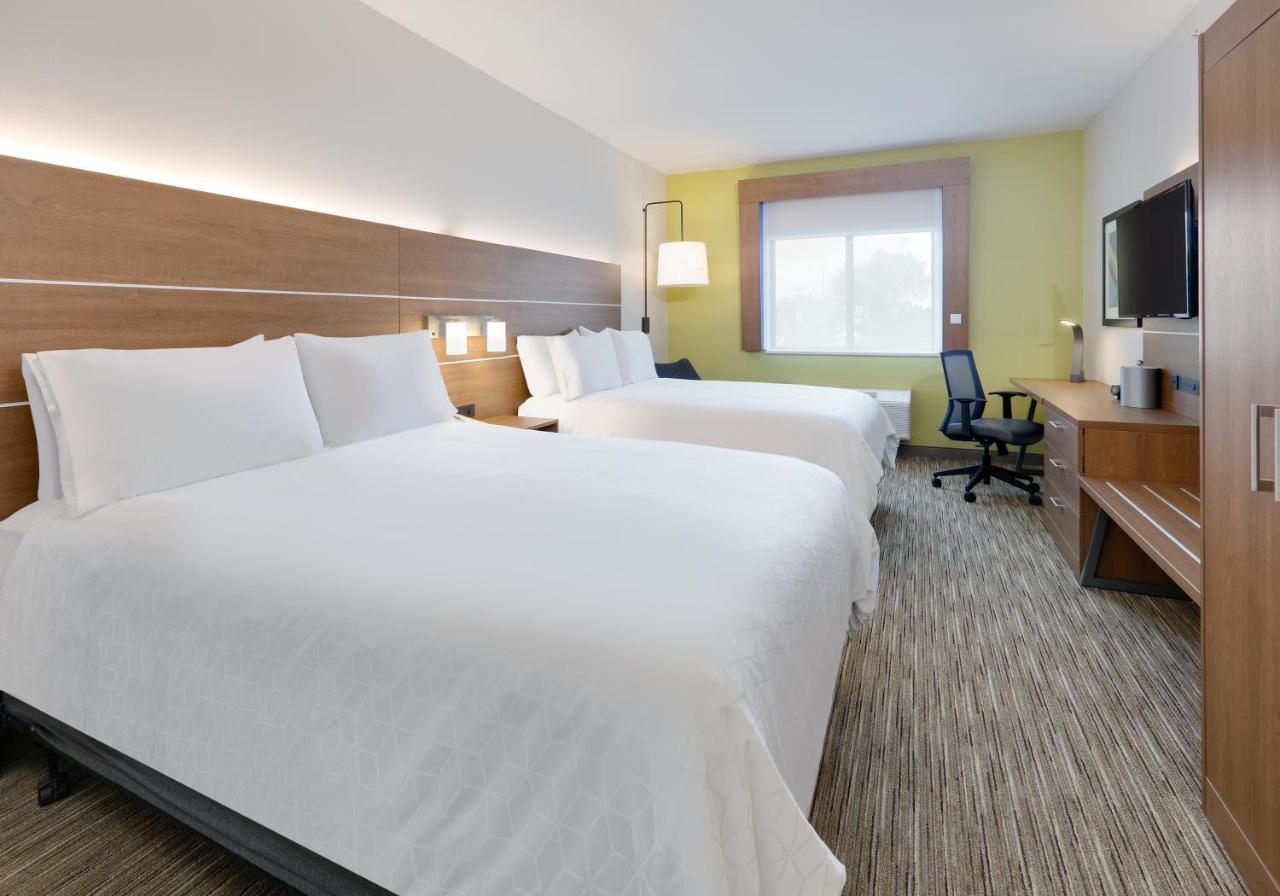 Queen Suite at Holiday Inn Express & Suites San Antonio NW near SeaWorld by IHG