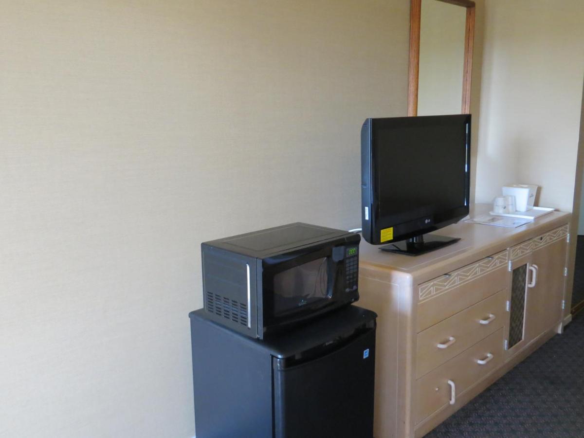 King Room - Non-Smoking at Howard Johnson by Wyndham Torrance