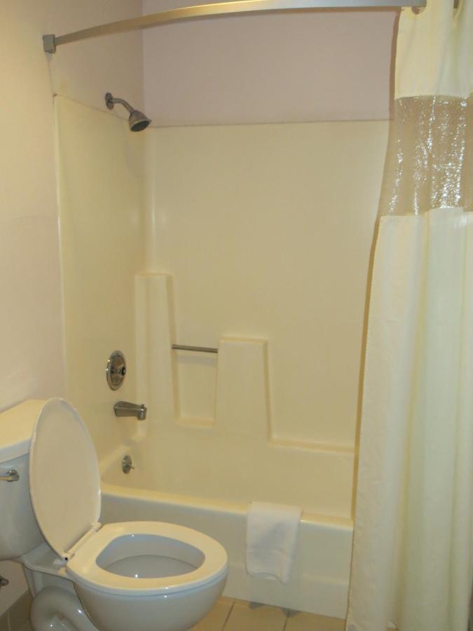 King Room - Disability Access/Non-Smoking at Howard Johnson by Wyndham Torrance