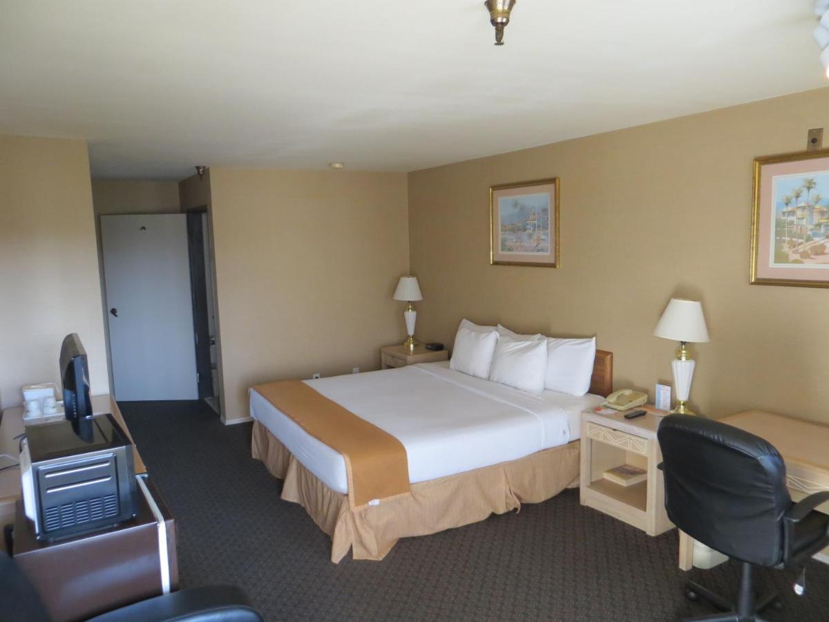 King Room - Non-Smoking at Howard Johnson by Wyndham Torrance