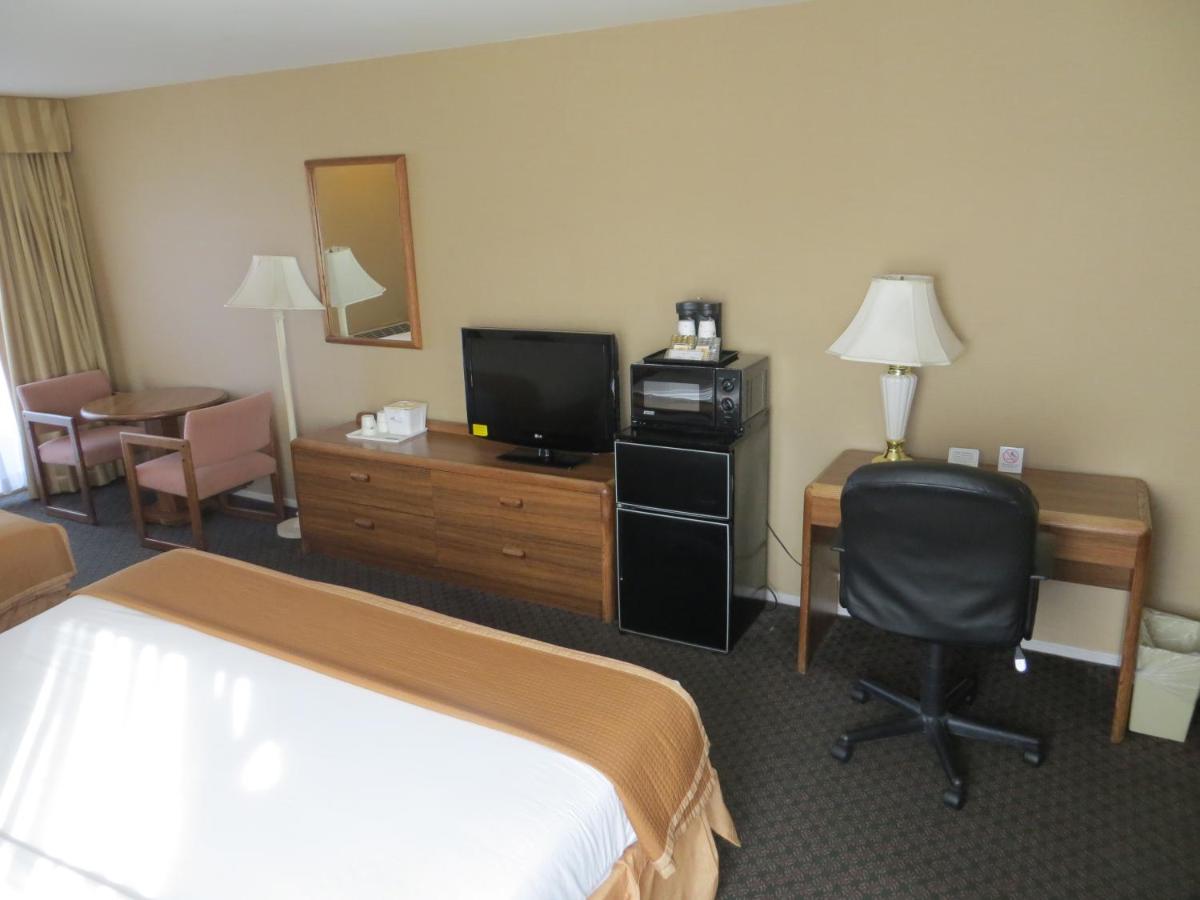 Deluxe King Room - Non-Smoking at Howard Johnson by Wyndham Torrance