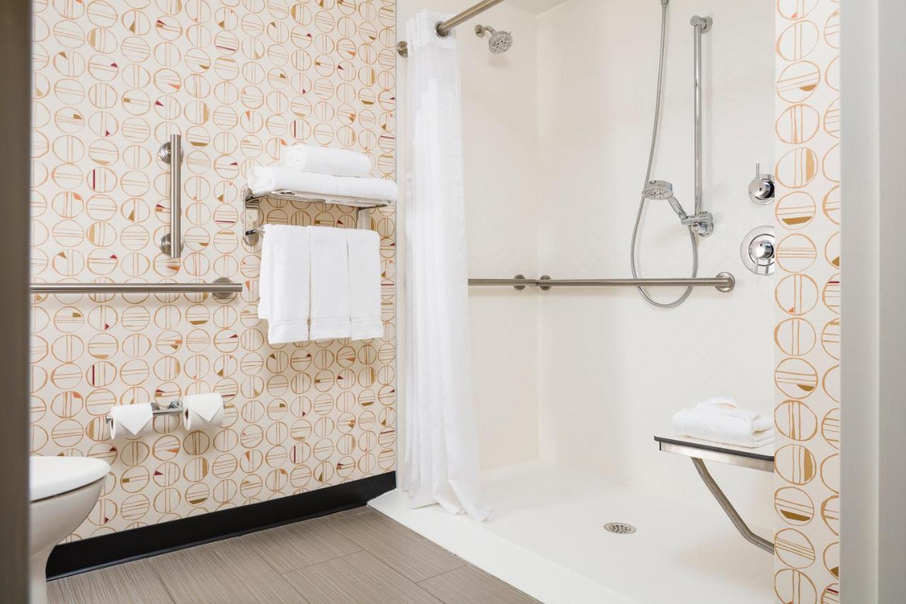 Double Room with Hearing Accessible Roll-In Shower at Holiday Inn Salem - I-93 at Exit 2, an IHG Hotel