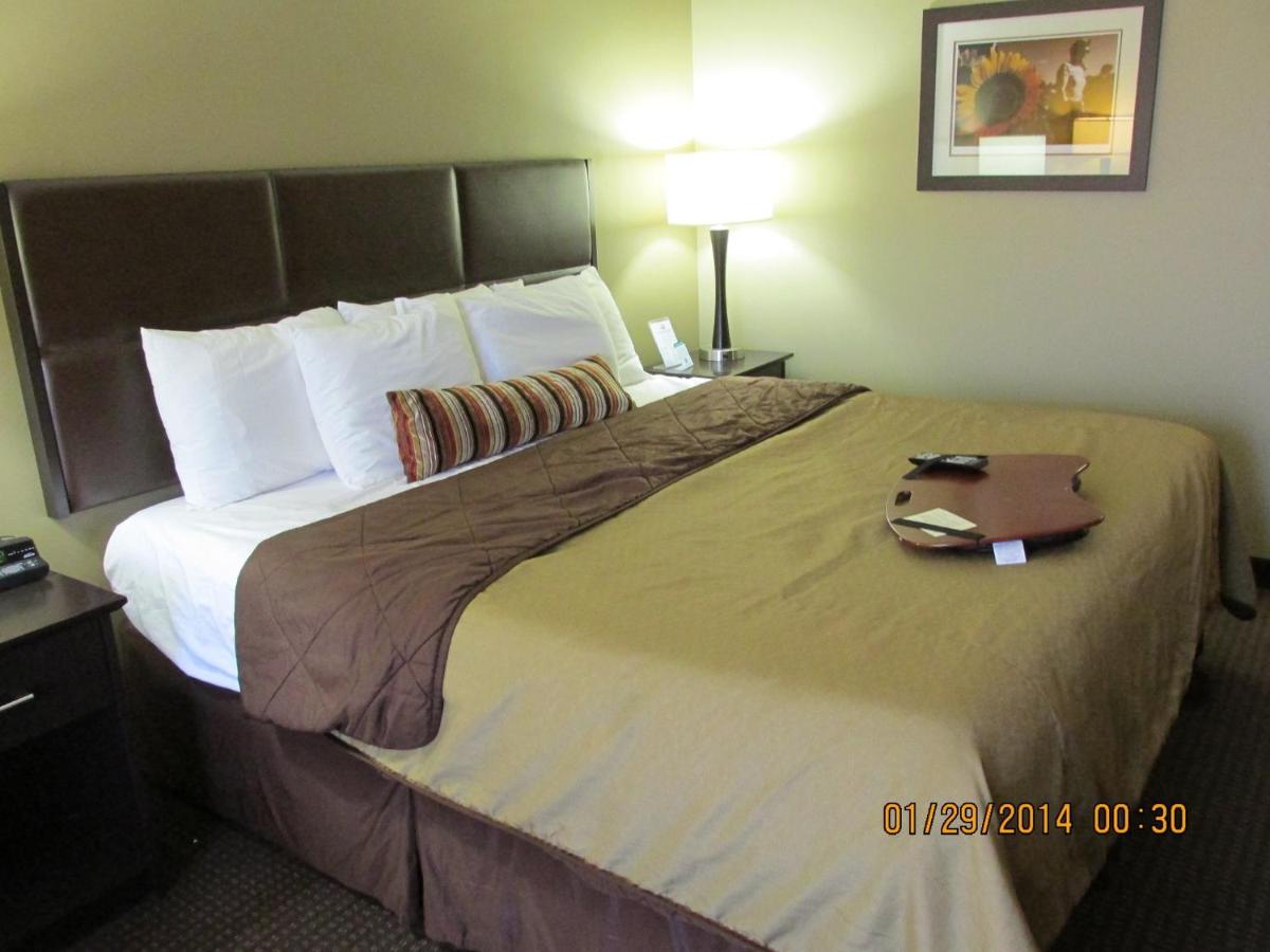 King Room at Parkwood Inn & Suites