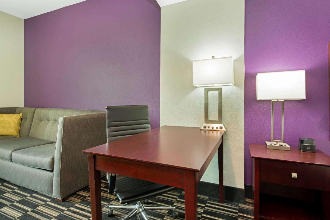 Deluxe King Room at La Quinta Inn & Suites by Wyndham Bridge City
