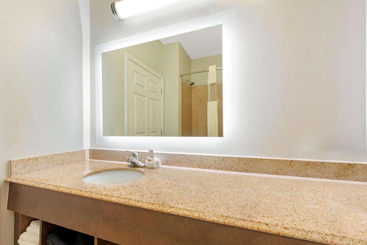 Deluxe King Room at La Quinta Inn & Suites by Wyndham Bridge City