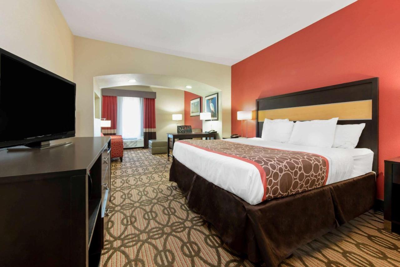 Executive King Room at La Quinta Inn & Suites by Wyndham Leesville Ft. Polk