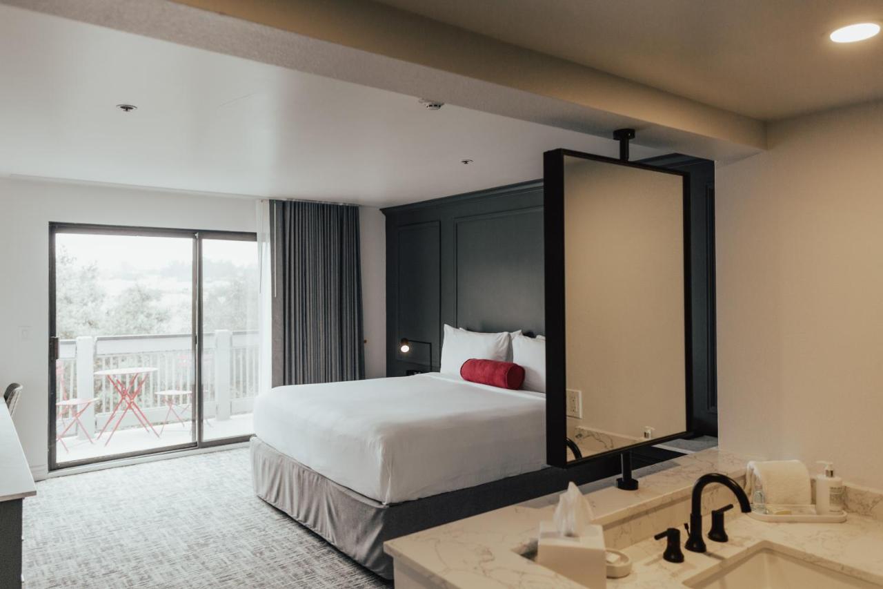 Superior King View at Vinland Hotel and Lounge