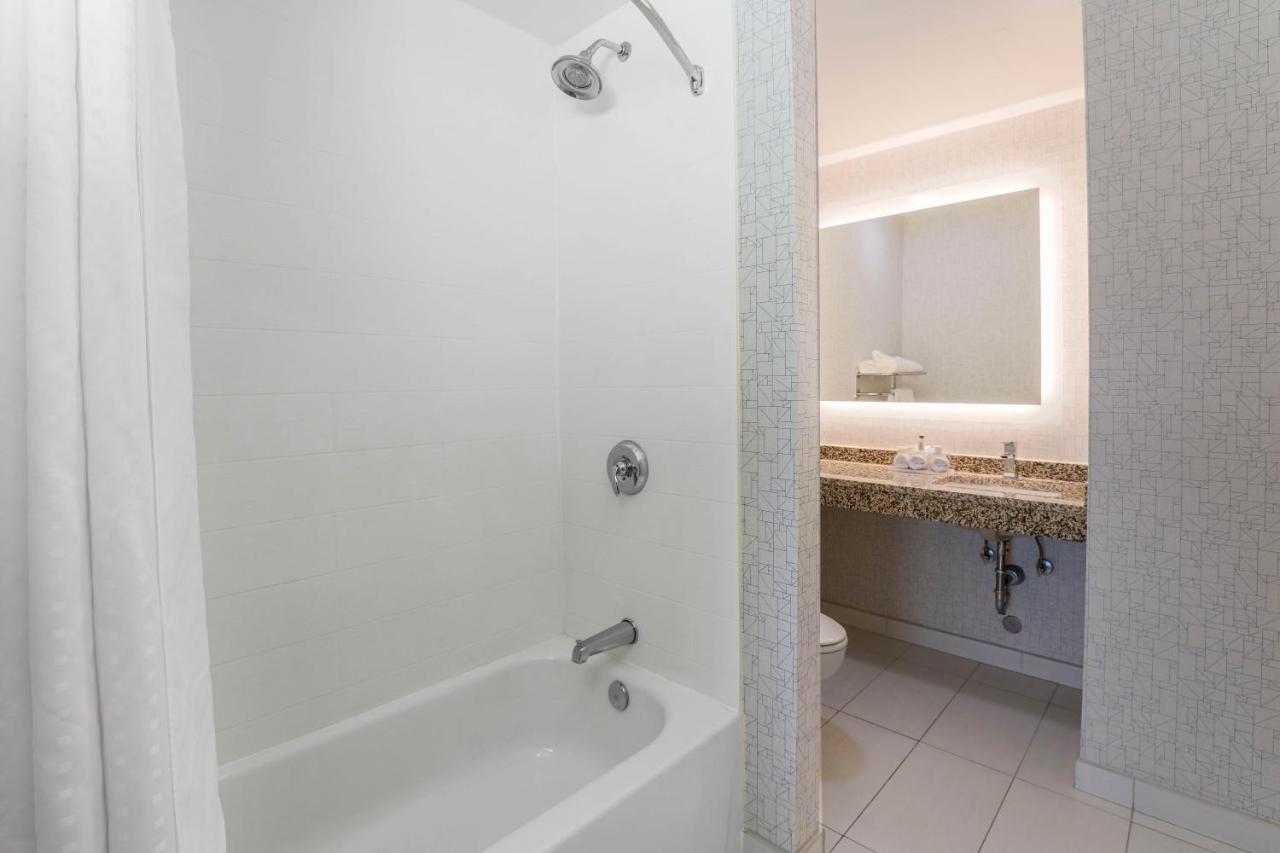 Standard King Room - Communication Accessible at Holiday Inn Express & Suites Fort Worth Downtown by IHG