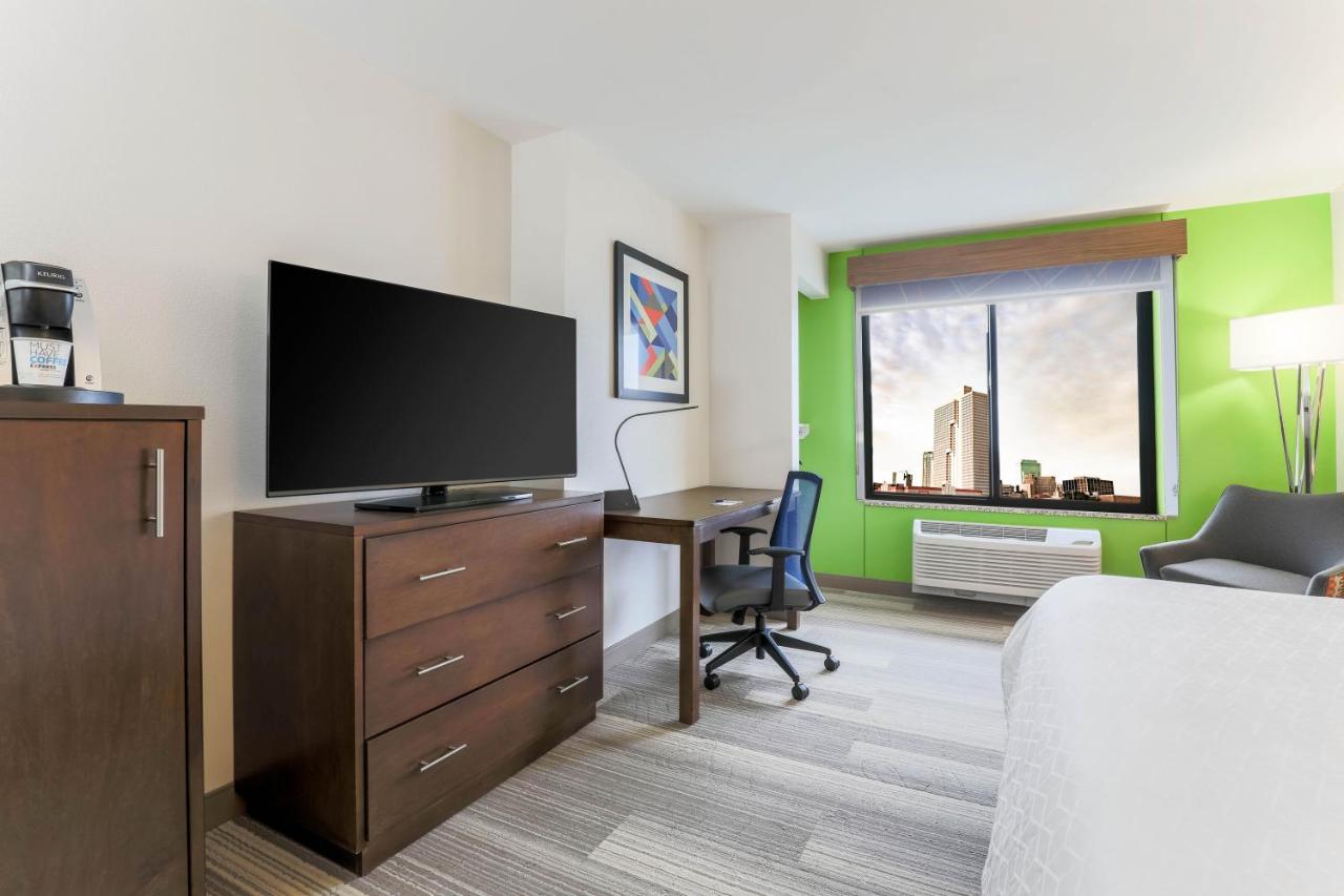 King Room - Disability Access/Non-Smoking at Holiday Inn Express & Suites Fort Worth Downtown by IHG