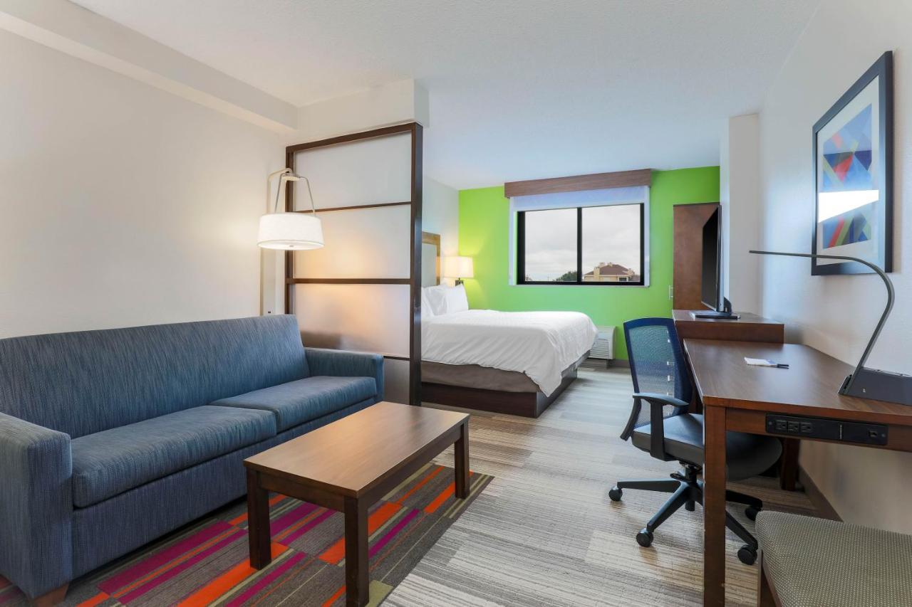 King Suite - Non-Smoking at Holiday Inn Express & Suites Fort Worth Downtown by IHG