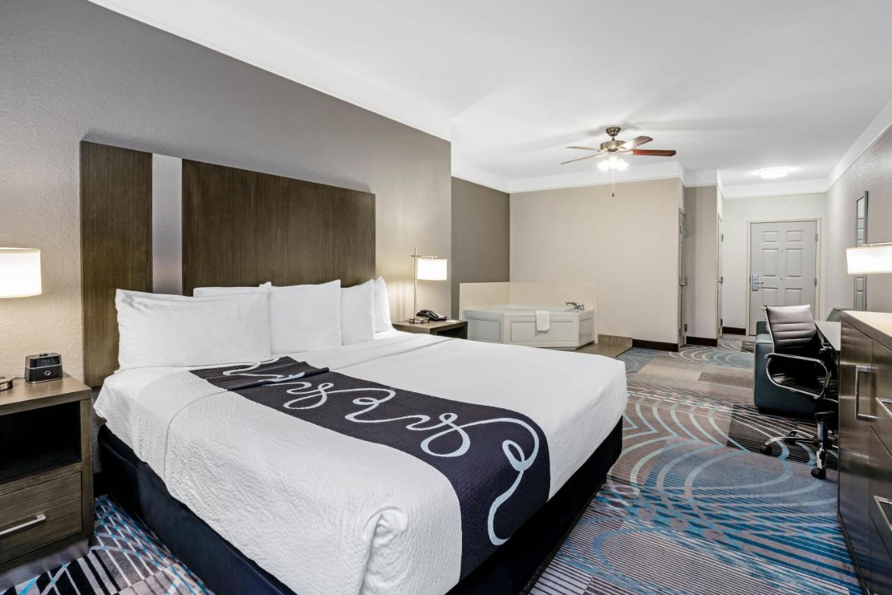 Deluxe King Suite with Bath Tub - Mobility/Hearing Access - Non-Smoking at La Quinta Inn & Suites by Wyndham Conroe
