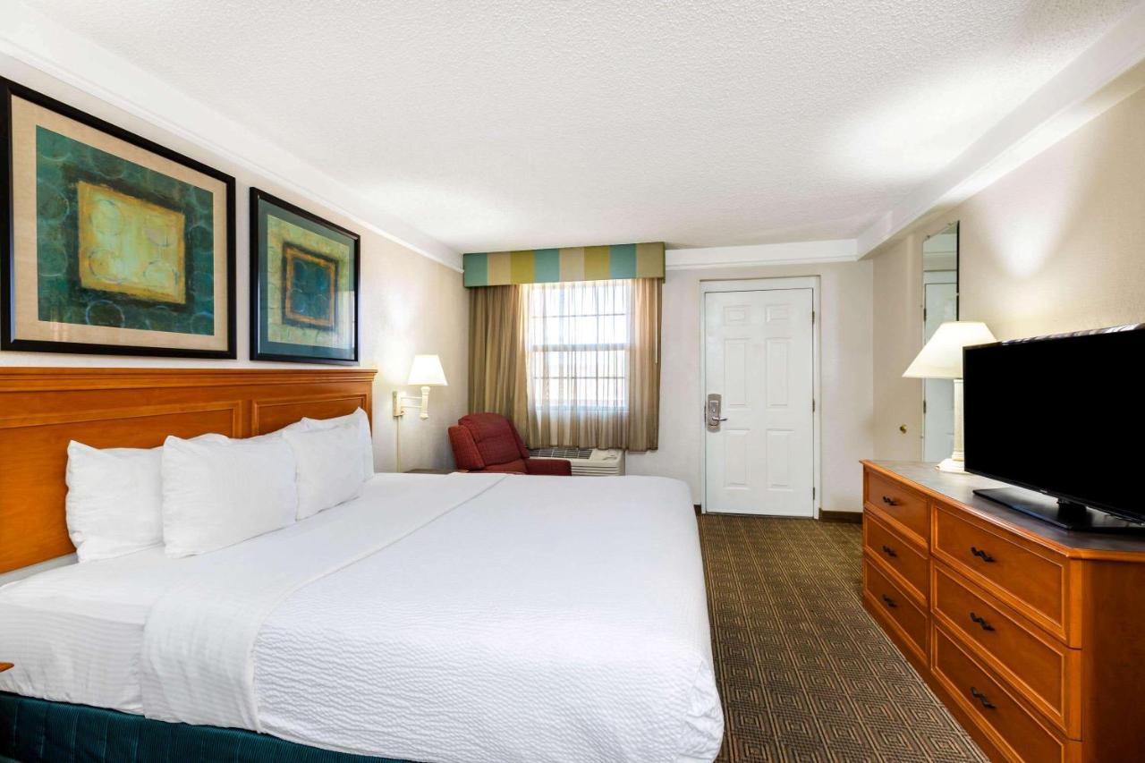 King Room at La Quinta Inn by Wyndham El Paso West
