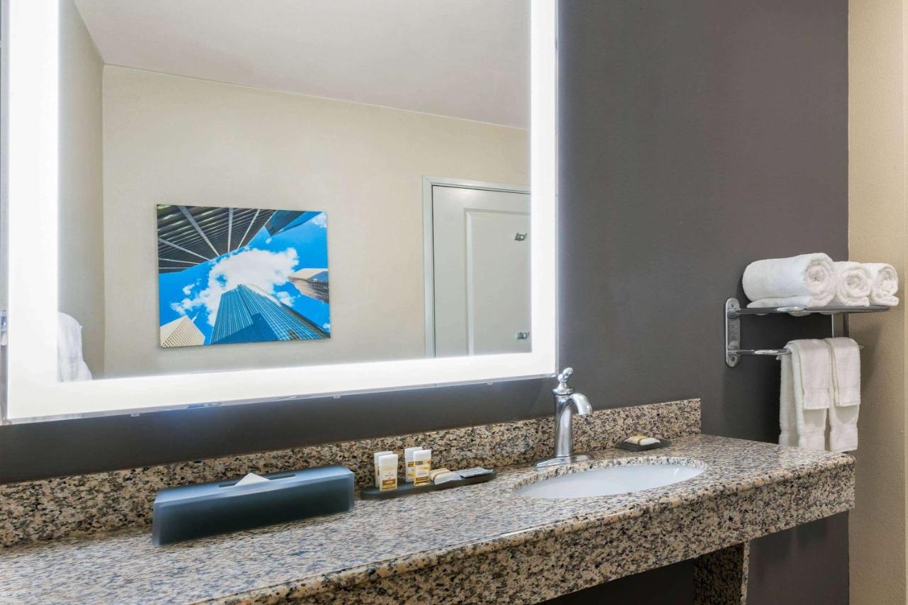King Room at La Quinta Inn & Suites by Wyndham Houston Energy Corridor