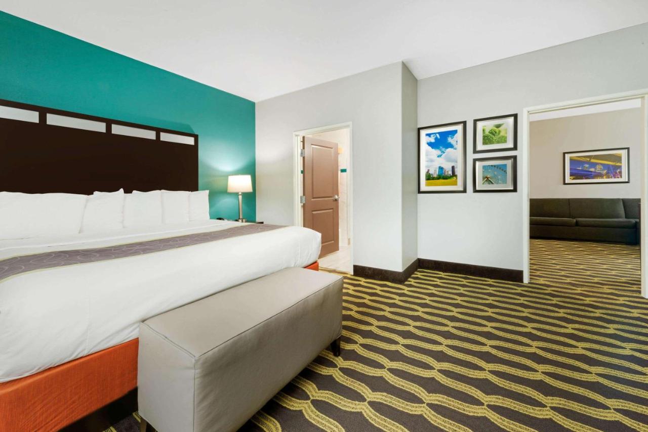 King Suite - Mobility/Hearing Accessible with Bath Tub - Non-Smoking at La Quinta Inn & Suites by Wyndham Houston Humble Atascocita