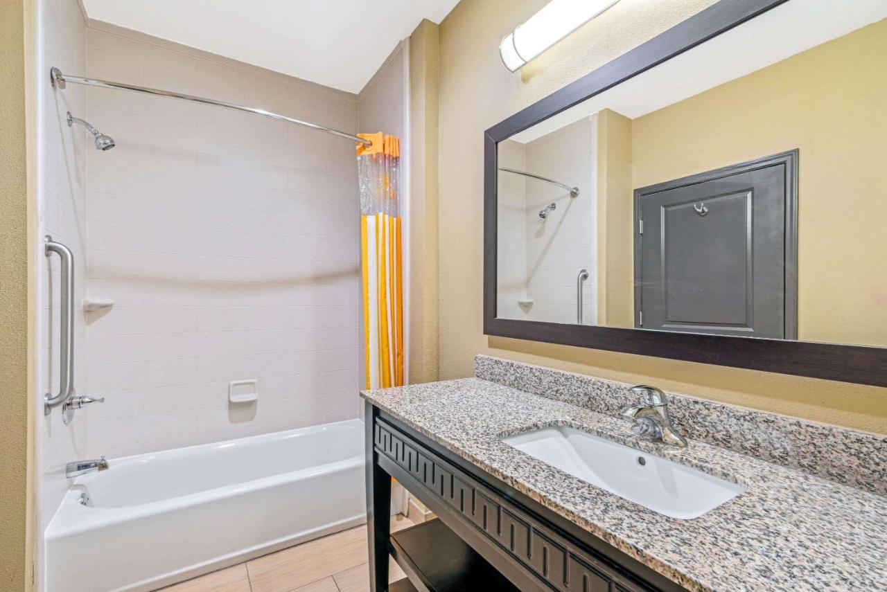 Executive King Room at La Quinta Inn & Suites by Wyndham Muskogee