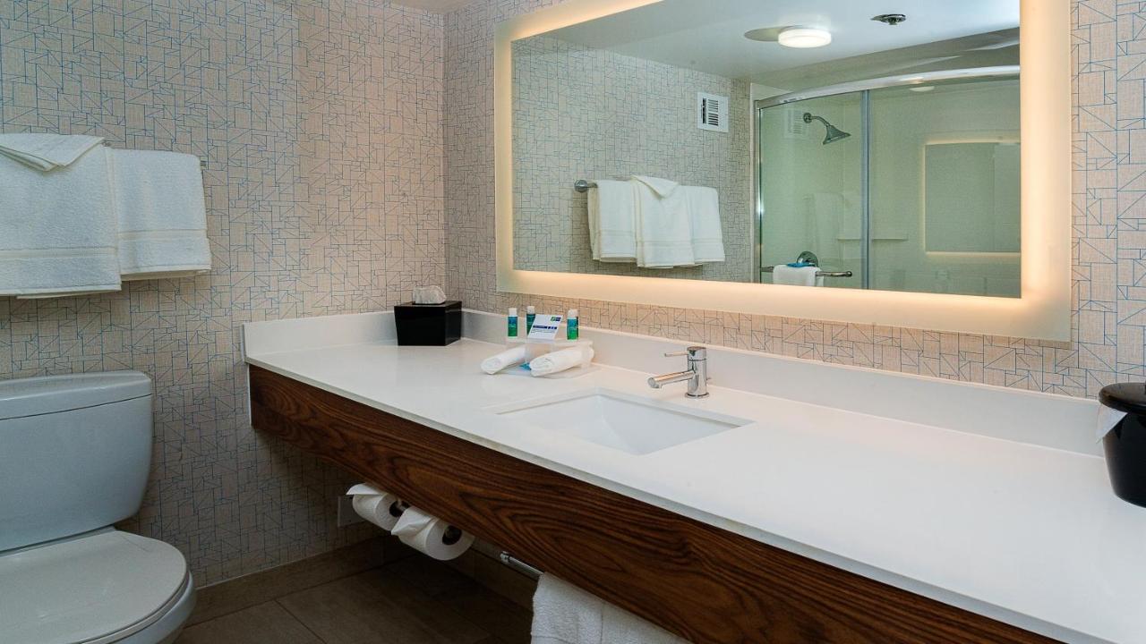 King Suite at Holiday Inn Express Fullerton - Anaheim by IHG