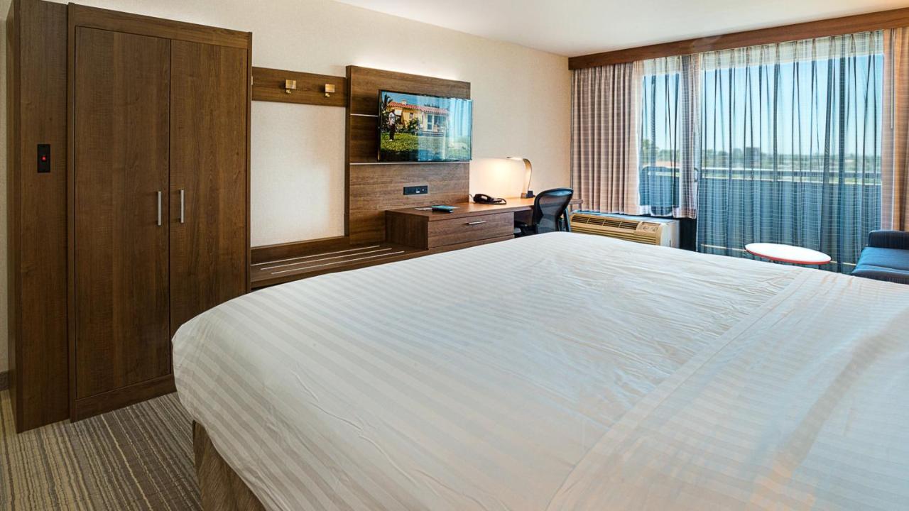Deluxe King Room - Disability Access Roll in Shower/Non-Smoking at Holiday Inn Express Fullerton - Anaheim by IHG