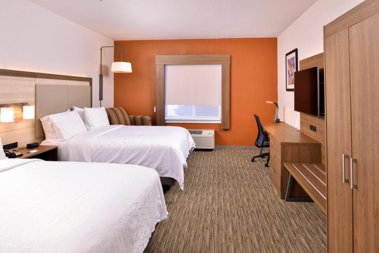 Queen Room with Two Queen Beds and Bath Tub - Hearing Accessible / Non-Smoking at Holiday Inn Express Arcata / Eureka - Airport Area by IHG