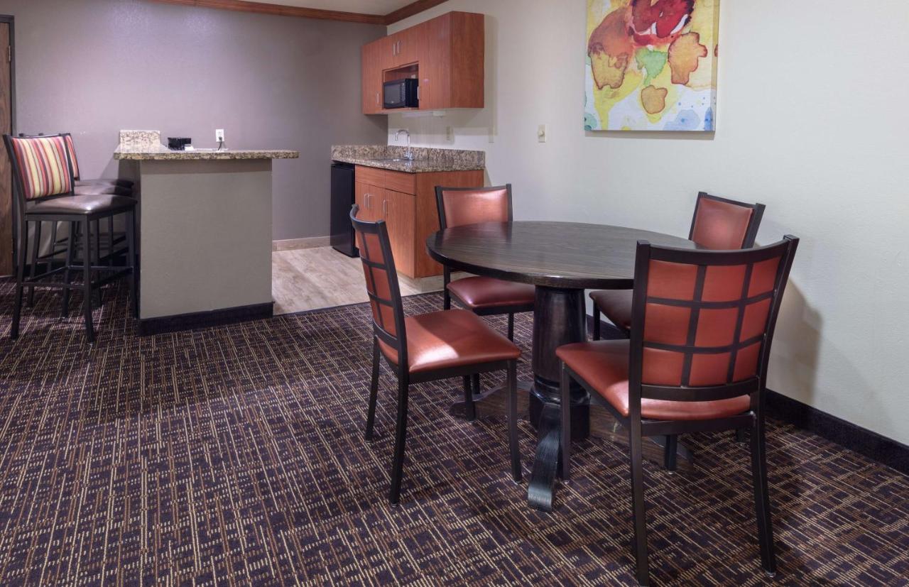 King Suite with Spa Bath at Best Western Wichita North