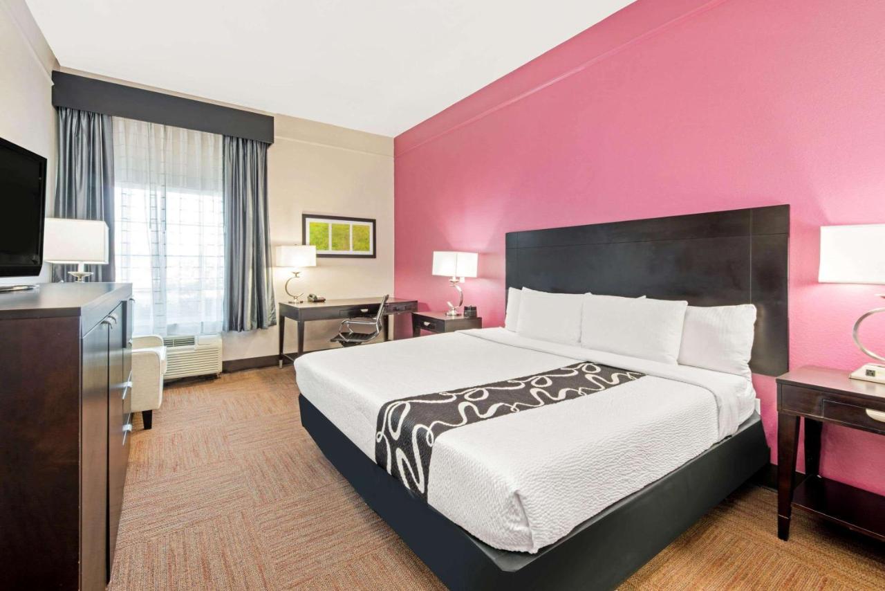 Deluxe King Room with Tub with Grab Bars - Mobility Accessible/Non-Smoking at La Quinta Inn & Suites by Wyndham Winnie