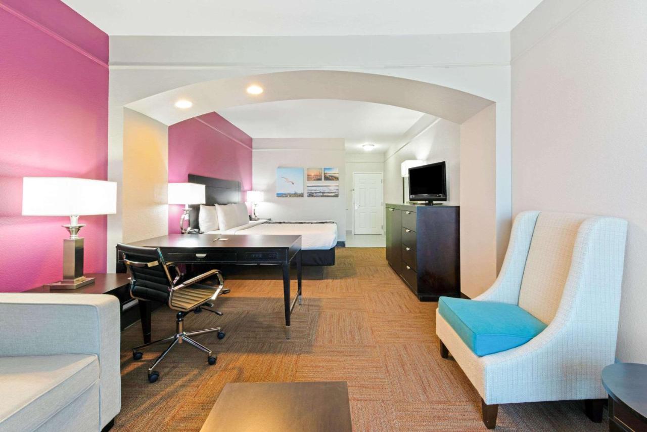 Executive King Room at La Quinta Inn & Suites by Wyndham Winnie