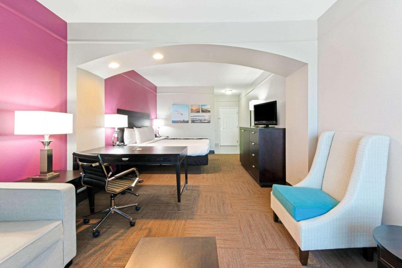 King Suite - Mobility/Hearing Accessible with Bath Tub - Non-Smoking at La Quinta Inn & Suites by Wyndham Winnie