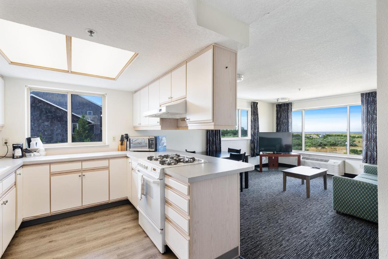 Suite with Sea View at Oceanview Inn At The Arch