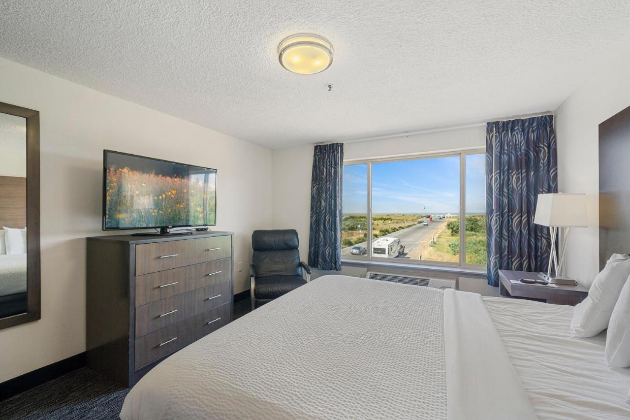 Suite with Sea View at Oceanview Inn At The Arch