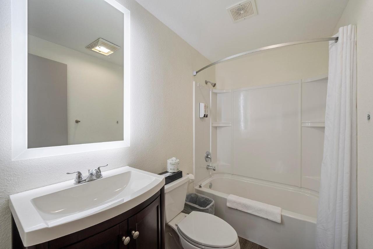 Suite with Sea View at Oceanview Inn At The Arch