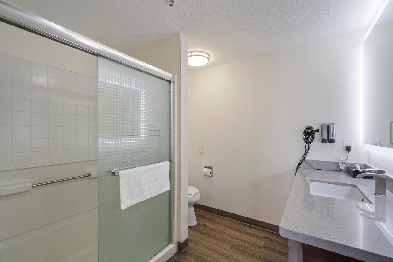 Suite with Sea View at Oceanview Inn At The Arch