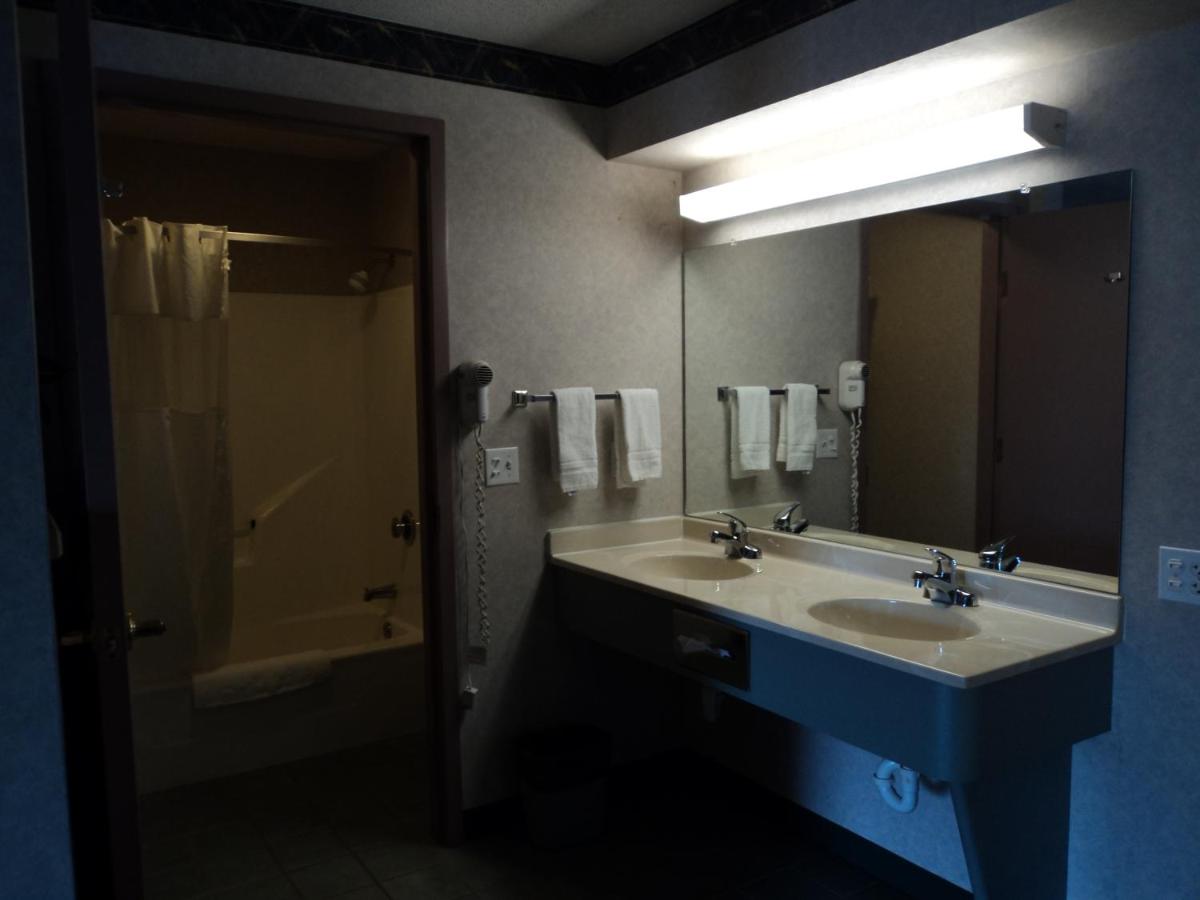 Queen Room - Disability Access at Knights Inn Ottawa