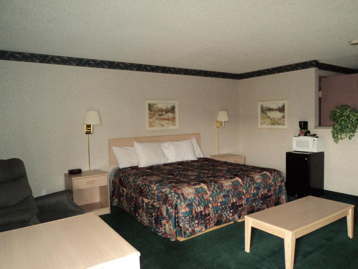 Deluxe King Suite at Knights Inn Ottawa
