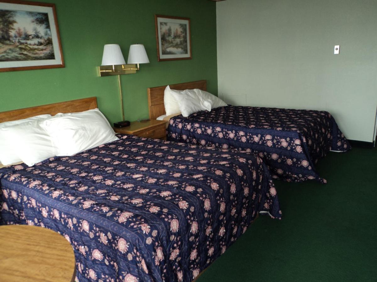 Queen Room - Disability Access at Knights Inn Ottawa