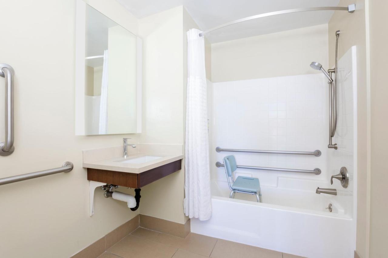 Queen Room with Bath Tub - Disability Access/Non-Smoking at Staybridge Suites Reno by IHG