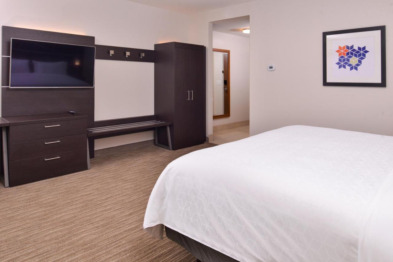  | Holiday Inn Express & Suites Mall of America - MSP Airport