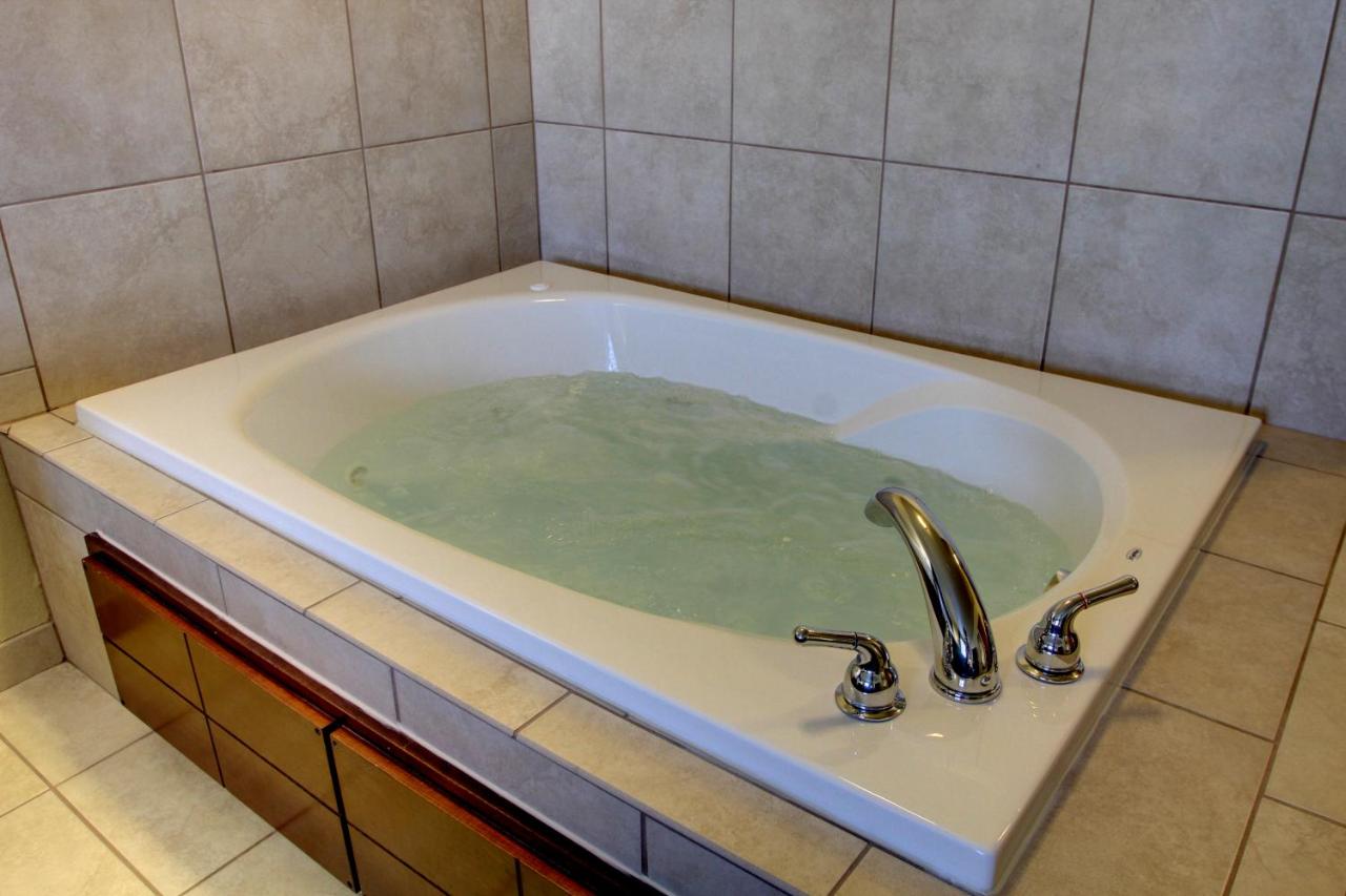 King Room with Spa Bath at Cobblestone Inn & Suites - Bottineau