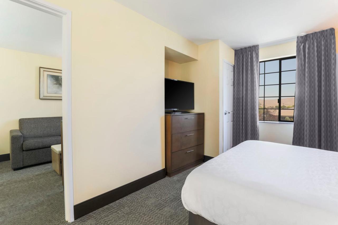 Queen Room with Bath Tub - Disability Access/Non-Smoking at Staybridge Suites Reno by IHG