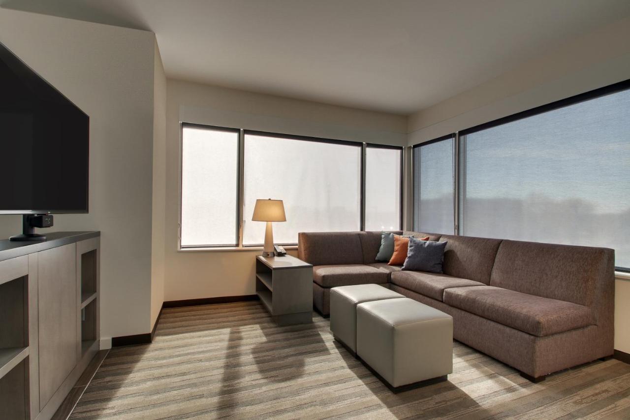 Queen Suite with Two Queen Beds and Bath Tub - Mobility Access at Hyatt House Chicago Oak Brook