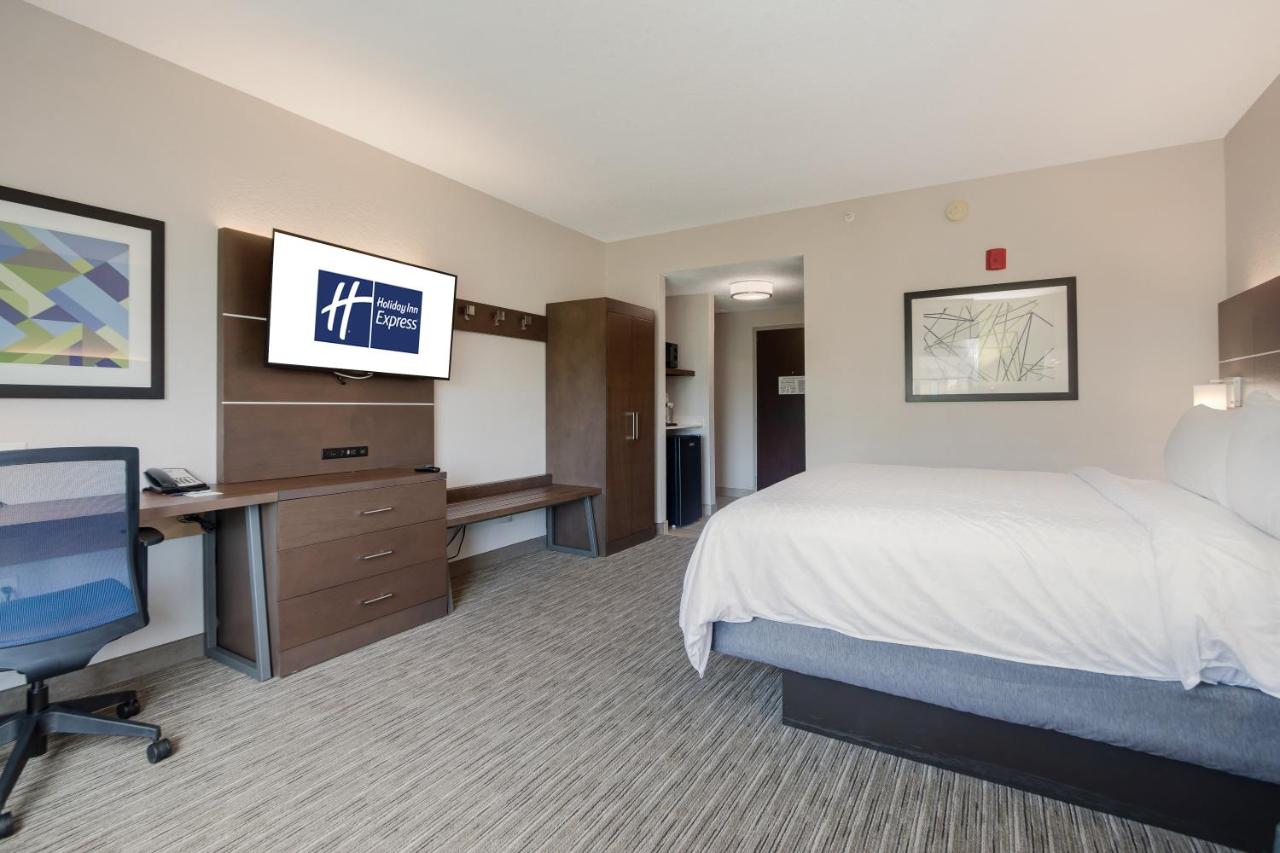 King Room at Holiday Inn Express Hotel & Suites Orlando - Apopka by IHG