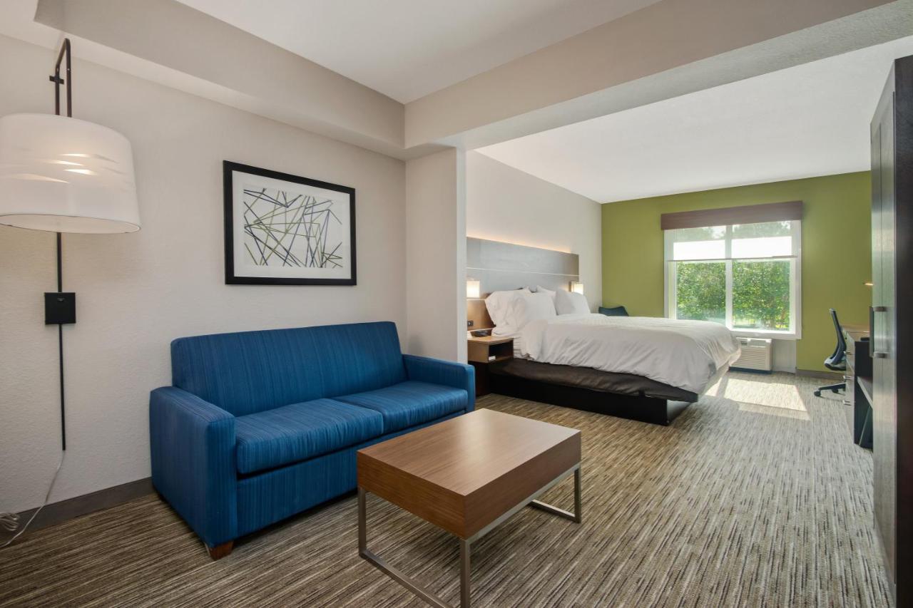 King Suite at Holiday Inn Express Hotel & Suites Orlando - Apopka by IHG