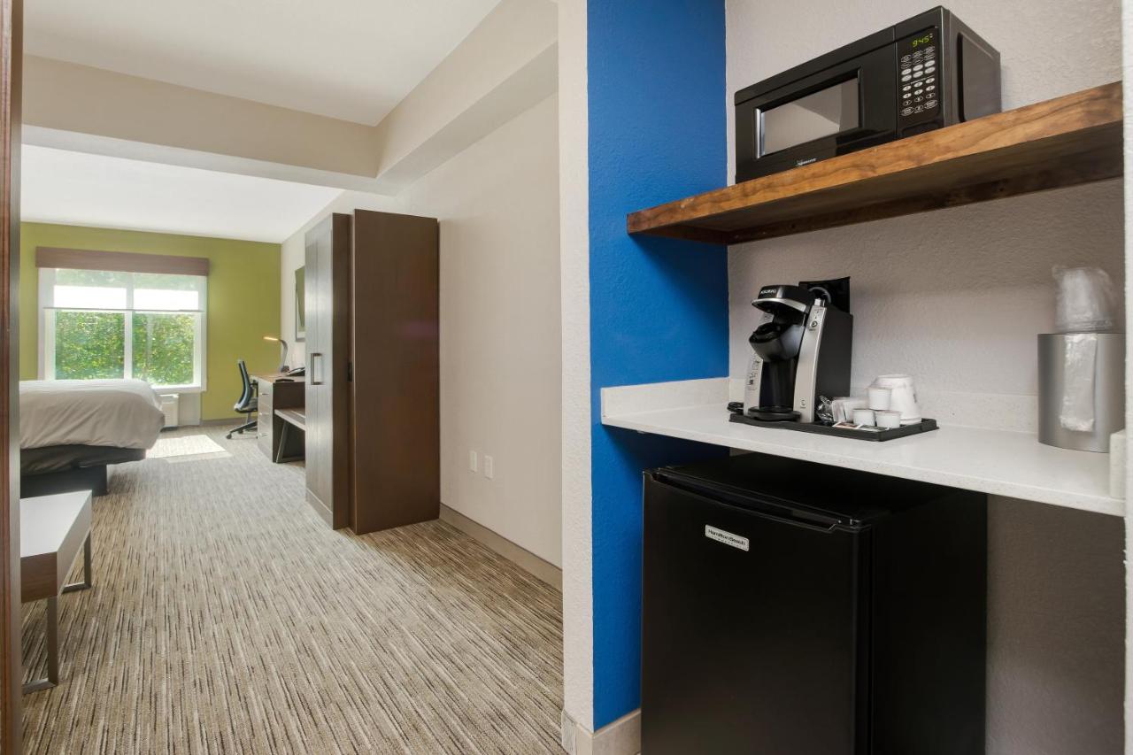 King Suite at Holiday Inn Express Hotel & Suites Orlando - Apopka by IHG