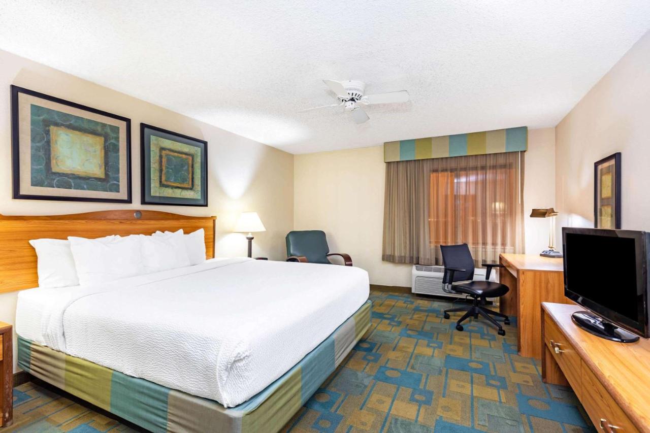 Deluxe King Room at La Quinta Inn & Suites by Wyndham El Paso East