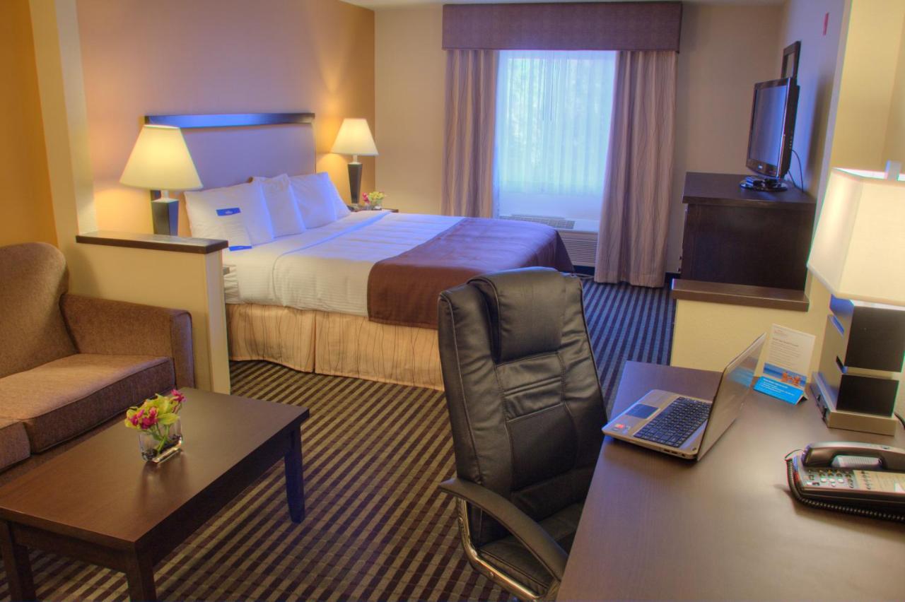Studio Suite with a King Bed, Non-Smoking at Baymont by Wyndham Dallas/ Love Field