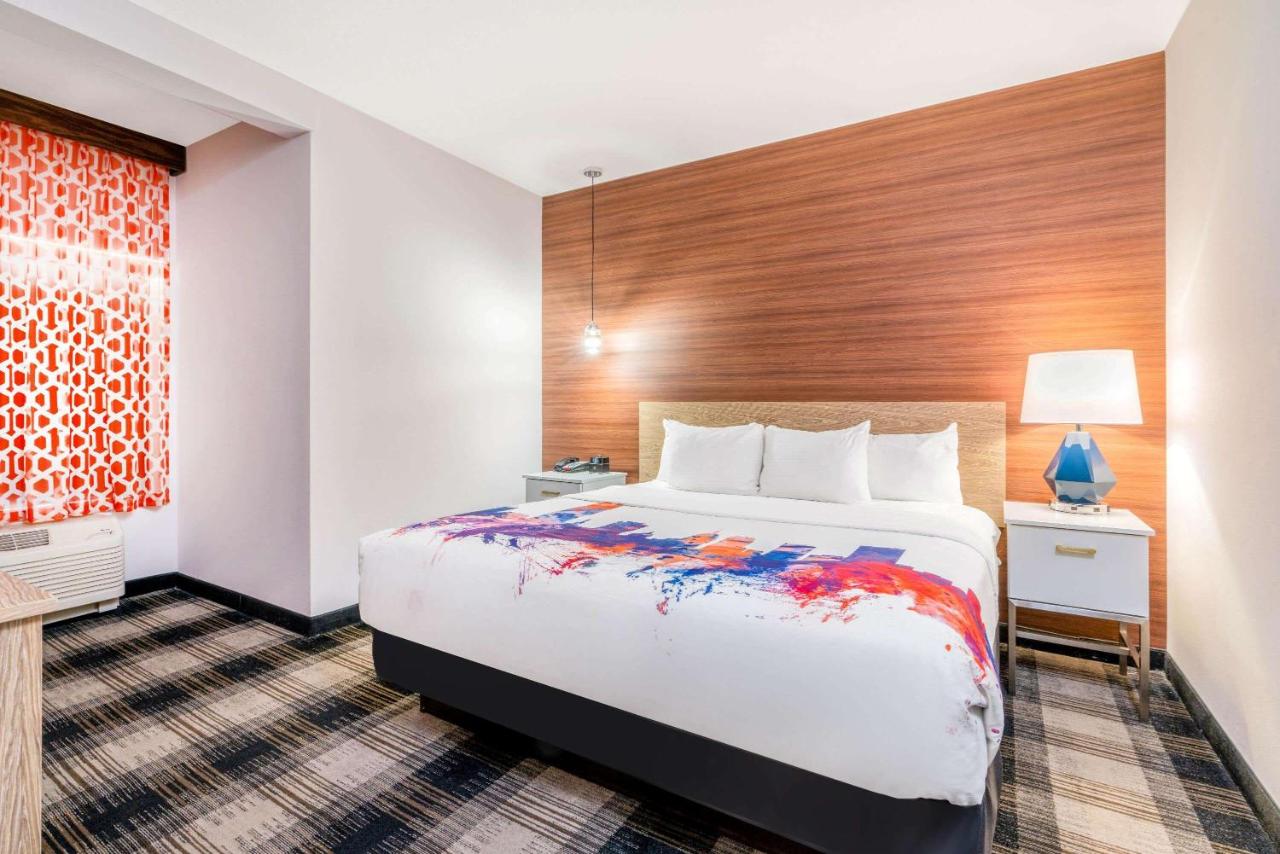 King Room at La Quinta Inn & Suites by Wyndham Oklahoma City Airport