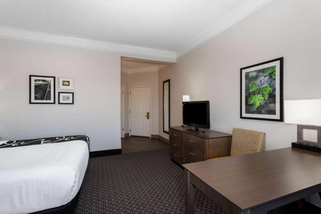 Deluxe King Room at La Quinta Inn & Suites by Wyndham Denver Boulder-Louisville