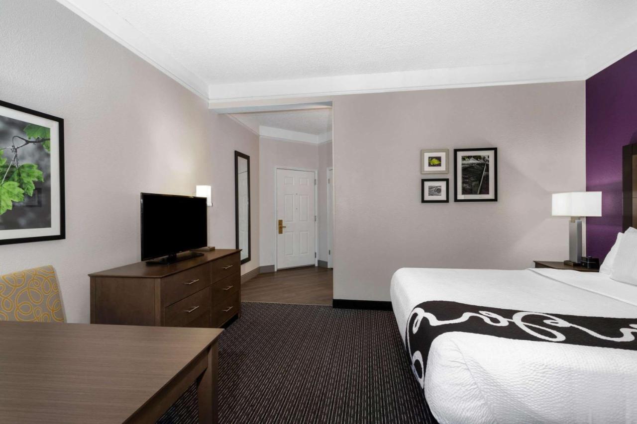 Deluxe King Room at La Quinta Inn & Suites by Wyndham Denver Boulder-Louisville