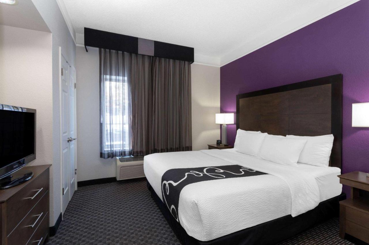 Deluxe King Room at La Quinta Inn & Suites by Wyndham Denver Boulder-Louisville