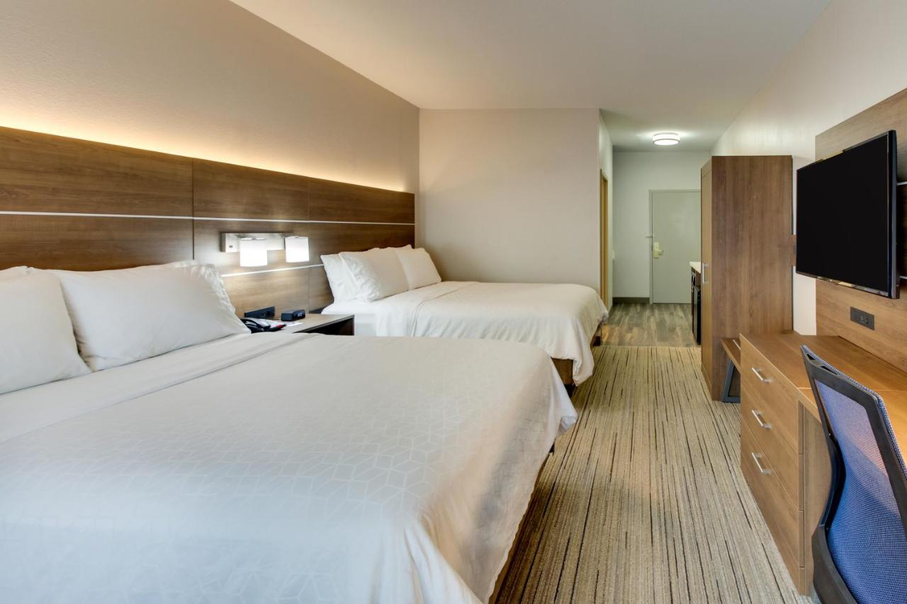 Queen Room with Two Queen Beds at Holiday Inn Express Hotel & Suites Austell - Powder Springs by IHG