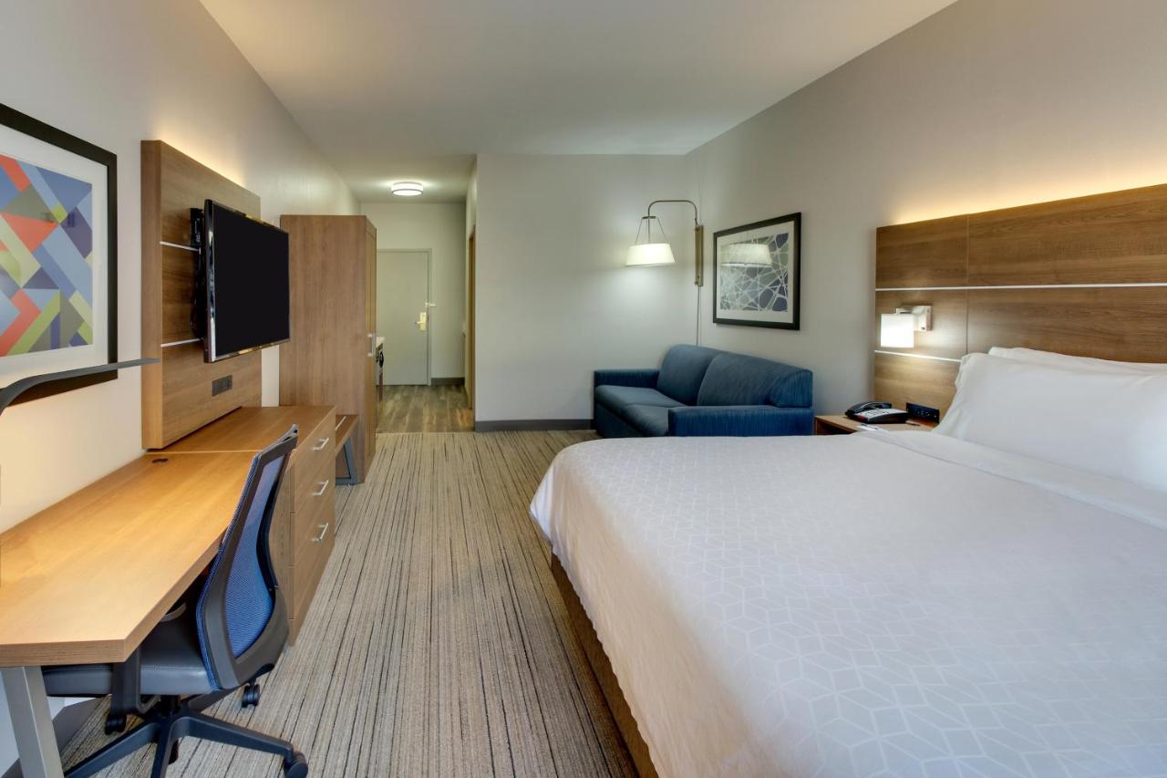 King Suite at Holiday Inn Express Hotel & Suites Austell - Powder Springs by IHG